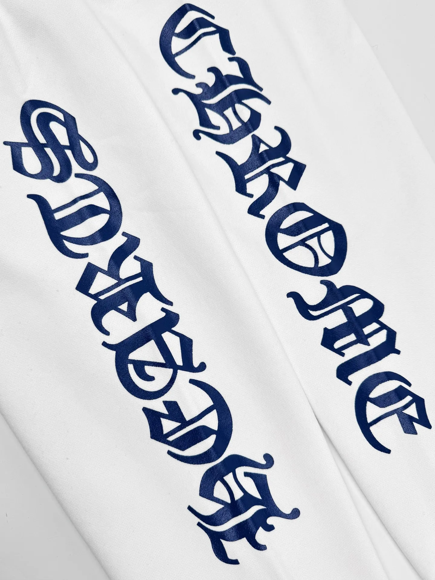 P450 Chrome Hearts letter-printed zipper jacket. Customized soft cloud-like 100% cotton velvet feel sweatshirt fabric. Delicate and smooth, comfortable and close to the skin. Made of pure white as the base. Indigo lines are neatly split. Western Gothic text is embellished on the chest. It controls the visual focus and extends vertically from the wrist to the shoulder line. It is a magic touch to break the monotony of the sweatshirt. The zippered hooded silhouette deconstructs the lazy drape carrying velvet. Gothic font meets all white. It not only retains the coldness of the Gothic, but also eliminates the depression of darkness with the purity of white, giving concrete expression to the sweet-cool balance and unlocking a multi-faceted style. Process 1: Use glue printing. The printing has been modified three times by the film screen. Use glue liquid paint to print the pattern on the fabric. Bake the fabric to fix the printing pattern. Process 2: The fabrics have been washed and have a better hand feel. Not easy to deform, not easy to shrink, not easy to fade, and maintain long-term beauty. Accessories: Customized 1:1 CH Zipper Customized 1:1 CH Trademark Fit: Loose Fit Size: S M L XL Style Number: CC910